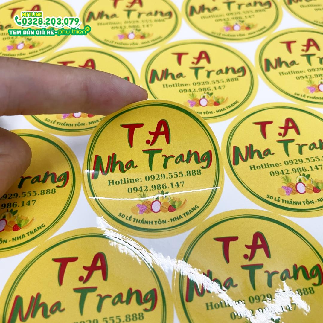 Tem decal nhựa trắng